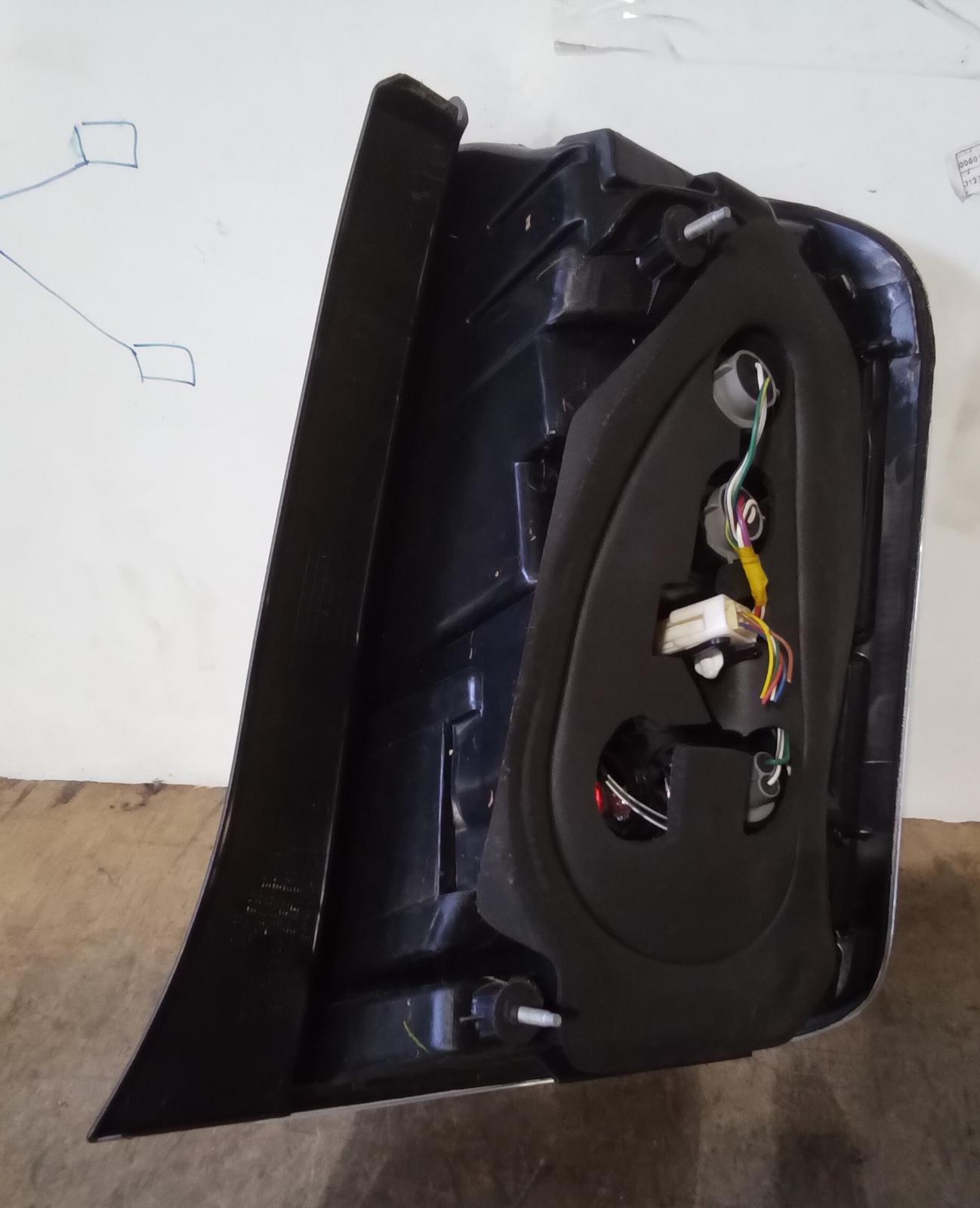View Auto part Left Taillight Toyota Prius 2005