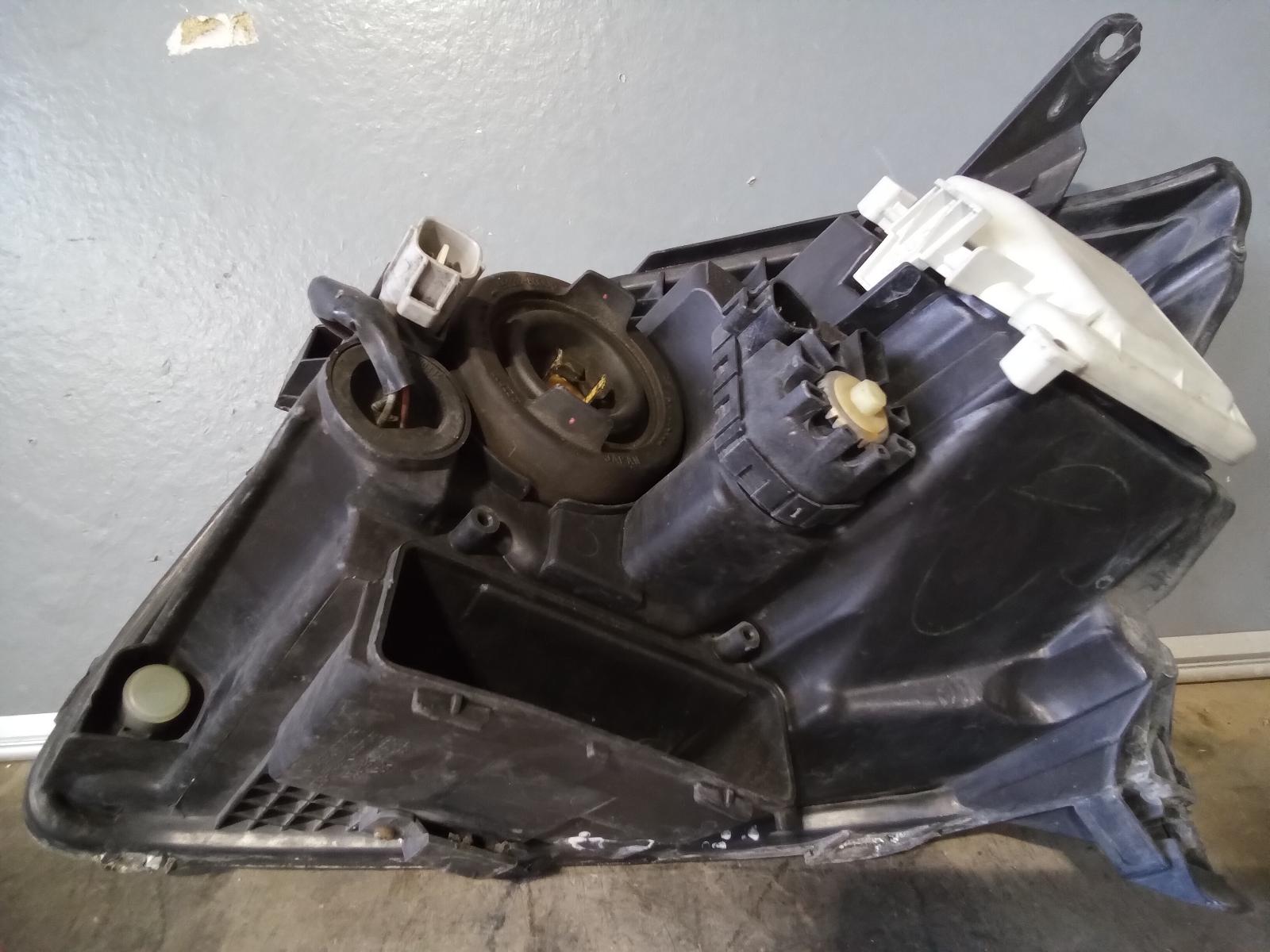 View Auto part Right Headlamp Toyota Avensis 2006