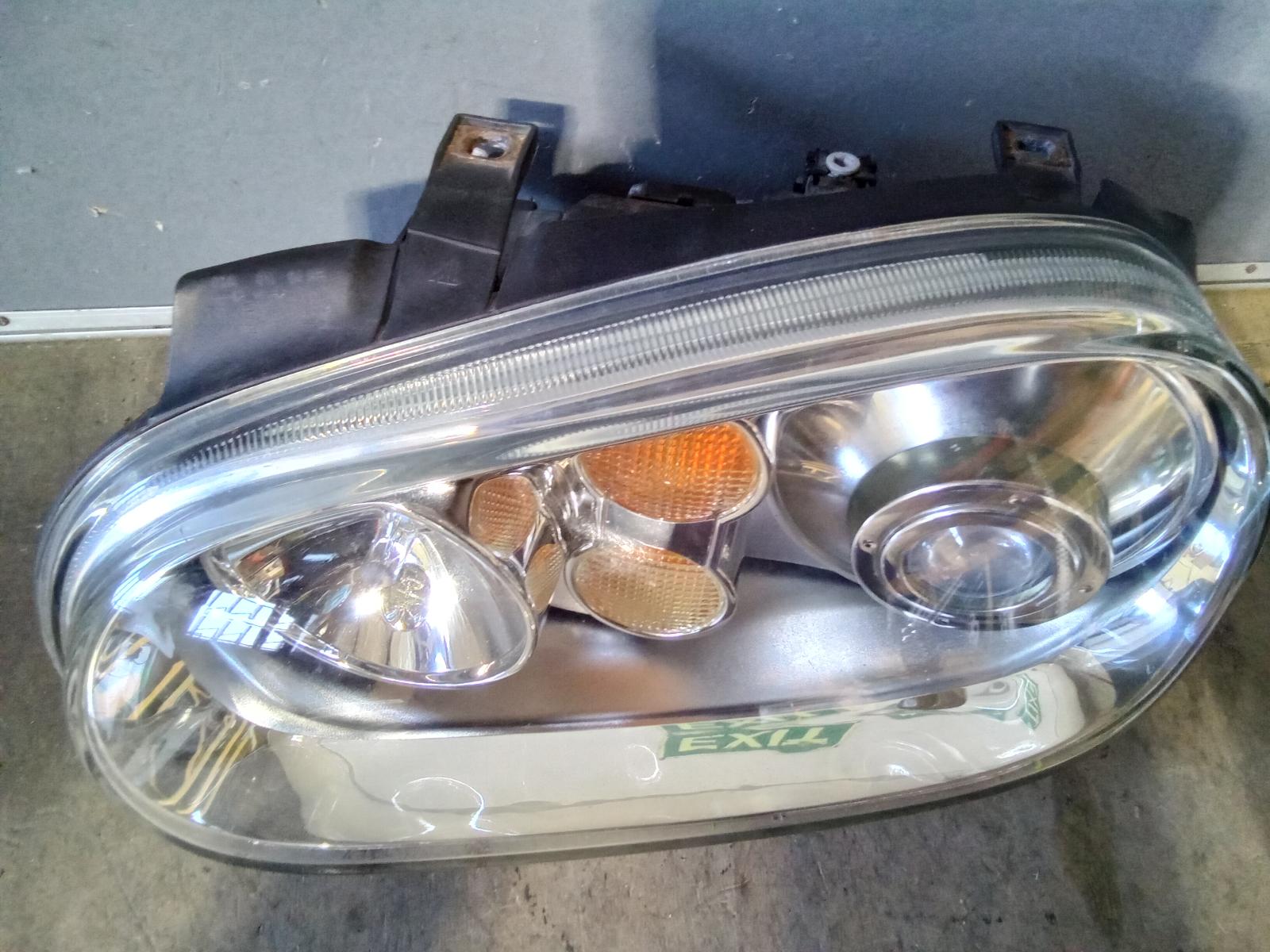 2004 Volkswagen Golf Left Headlamp View Auto part Left Headlamp Volkswagen Golf 2004